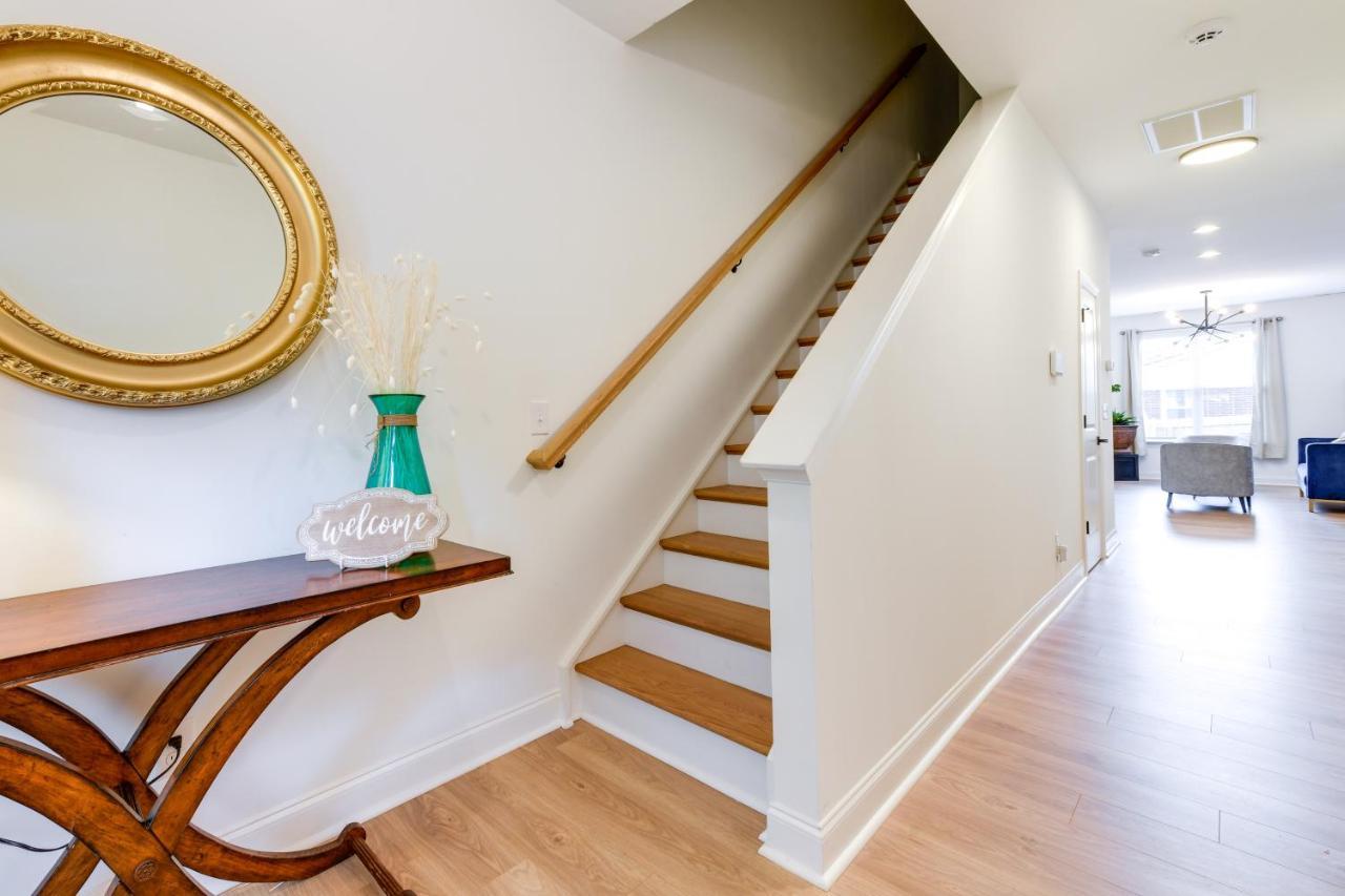 Holiday home Getaway With Yard - 3 Mi To Uptown! *