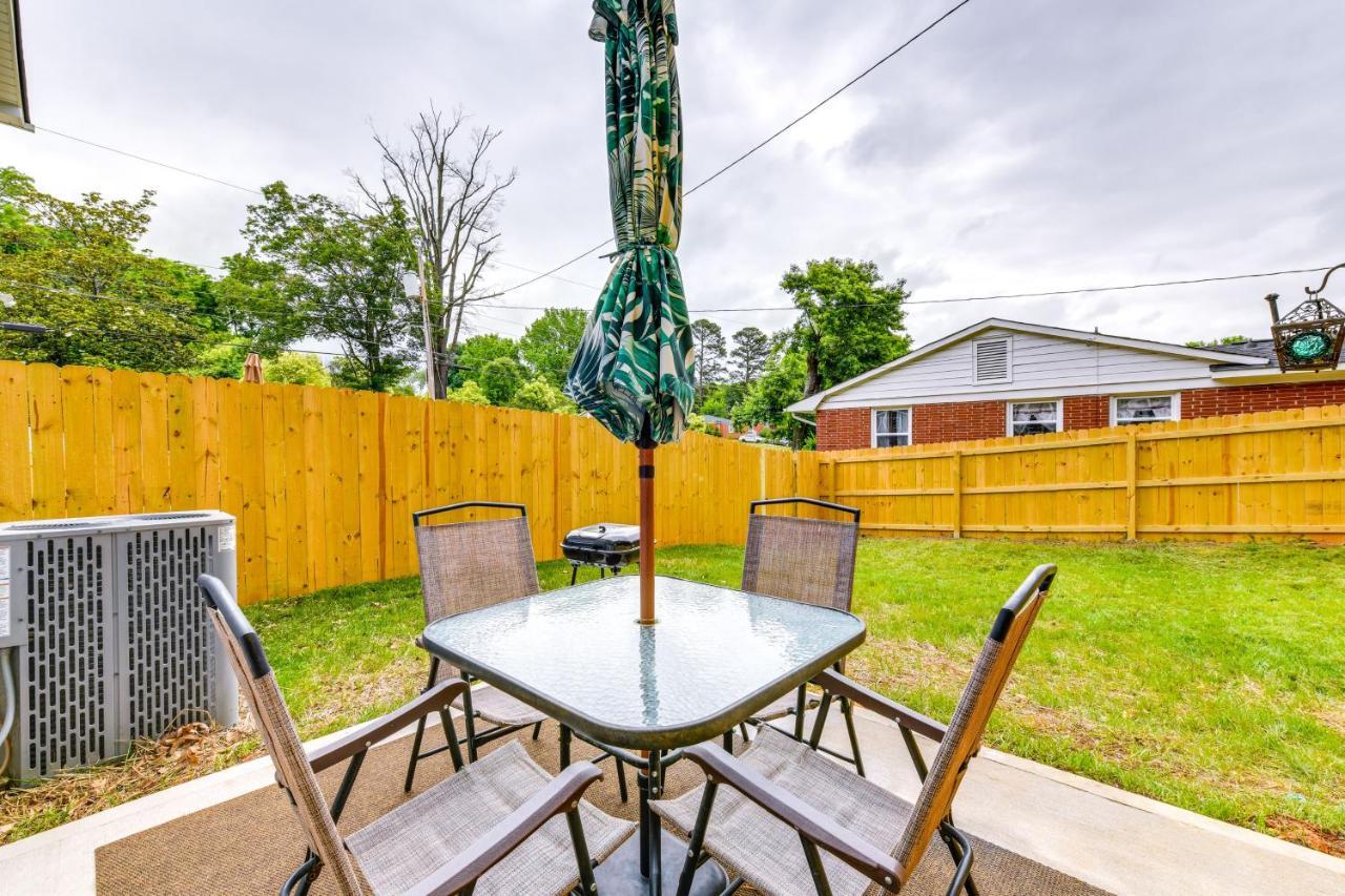 Holiday home Getaway With Yard - 3 Mi To Uptown!
