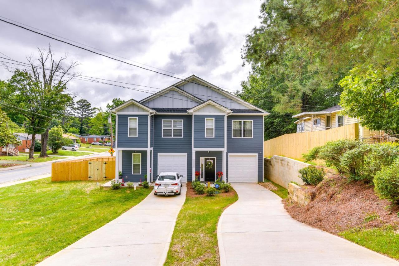 Holiday home Getaway With Yard - 3 Mi To Uptown!